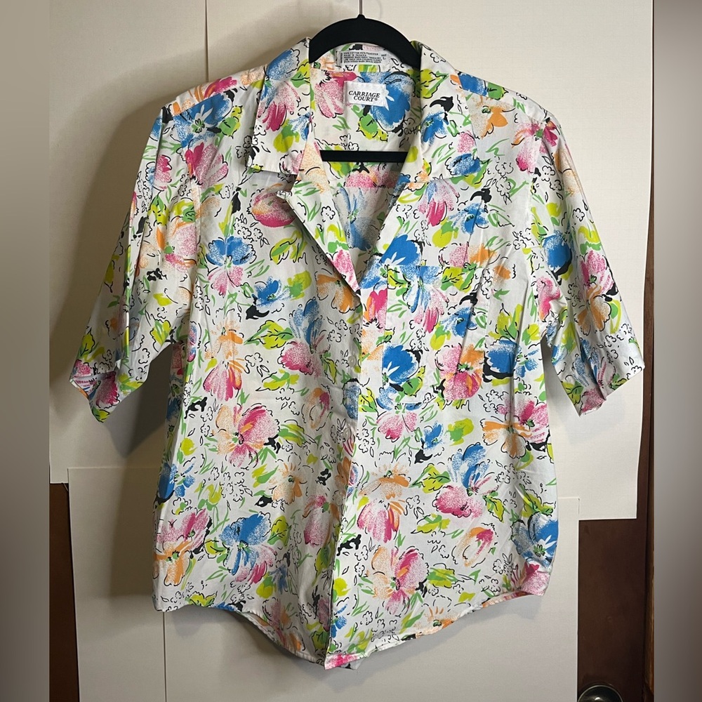 Carriage Court Women’s (VTG L) Short Sleeve Abstract Floral Button Up Top